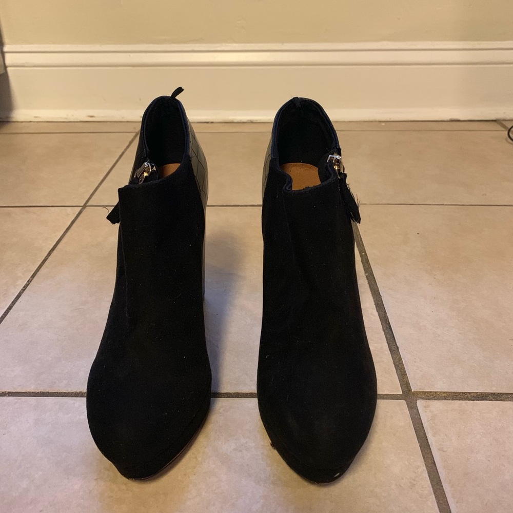 Thick heel shoe with a platform on the front